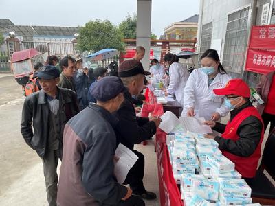 市皮防所黨員志愿者 健康義診進(jìn)鄉(xiāng)村，麻風(fēng)防治人人知，營(yíng)養(yǎng)健康咨詢暖人心